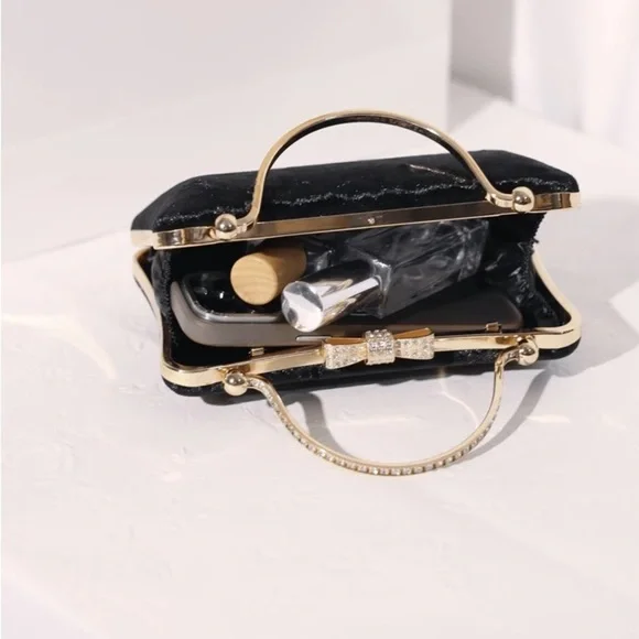 Elegant Black Velvet Handbag - Picture 4 of 6